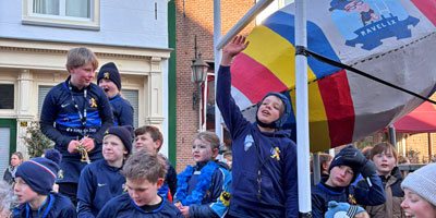 Kinderen van RC 't Gooi op de Carnaval kar