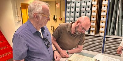 Rob Hoeba op bezoek bij het  Gemeentearchief Gooise Meren en Huizen